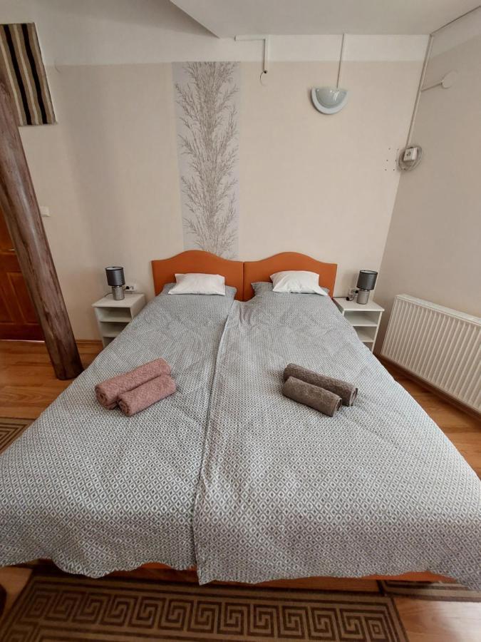 Csaladbarat Vendeglak Szegedi Maganszallashely 9 Fo Reszere, Nagycsaladok Es Barati Tarsasagok Reszere ภายนอก รูปภาพ