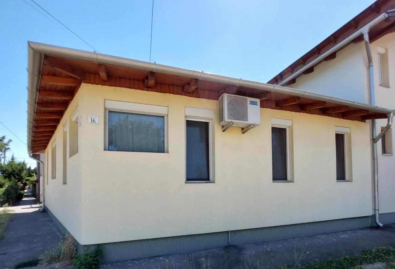 Csaladbarat Vendeglak Szegedi Maganszallashely 9 Fo Reszere, Nagycsaladok Es Barati Tarsasagok Reszere ภายนอก รูปภาพ